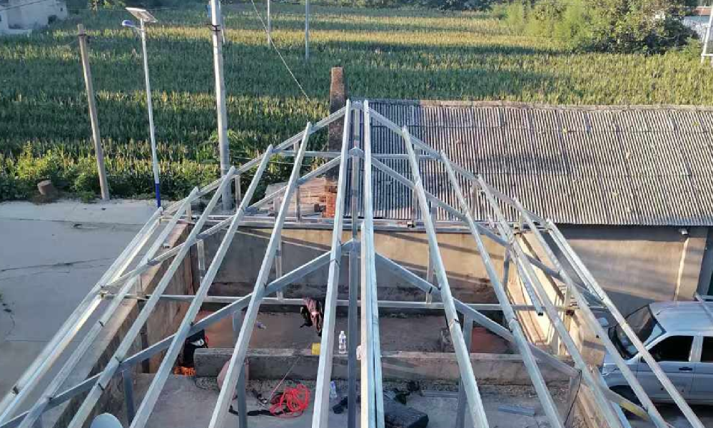 How to choose the construction package materials, half package and cleaning package workers for roof construction and renovation?